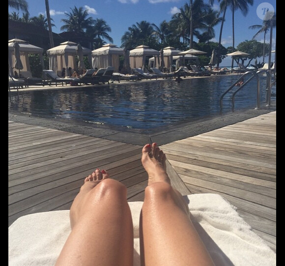 Perla Ferrad profite de quelques jours de vacances à Hawaï avec ses deux fils prend du temps pour réfléchir seule, tandis que son futur ex-mari Slash vient de demander le divorce.