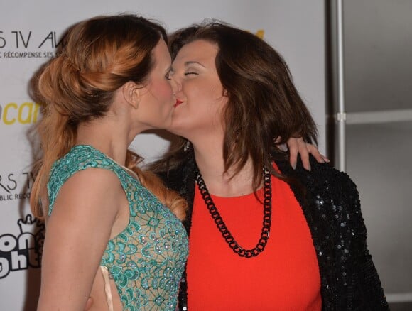 Audrey (Secret Story 6) et Cindy Lopes (Secret Story 3) échangent un baiser - Cérémonie des "Lauriers TV Awards 2015" à la Cigale à Paris, le 6 janvier 2015.