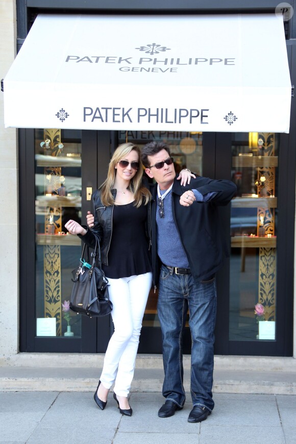 Charlie Sheen et sa future femme Brett Rossi ont fait du shopping en amoureux à Paris, le 17 avril 2014. 
