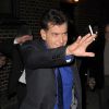 Charlie Sheen, une cigarette a la main, arrive sur le plateau de l'emission "Late Show With David Letterman" a New York, le 14 janvier 2013