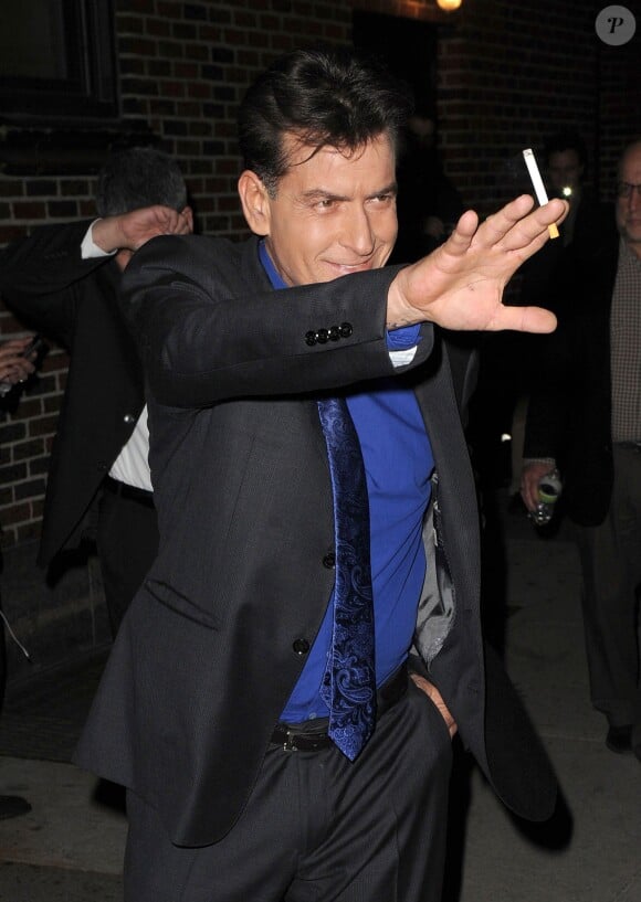 Charlie Sheen, une cigarette a la main, arrive sur le plateau de l'emission "Late Show With David Letterman" a New York, le 14 janvier 2013