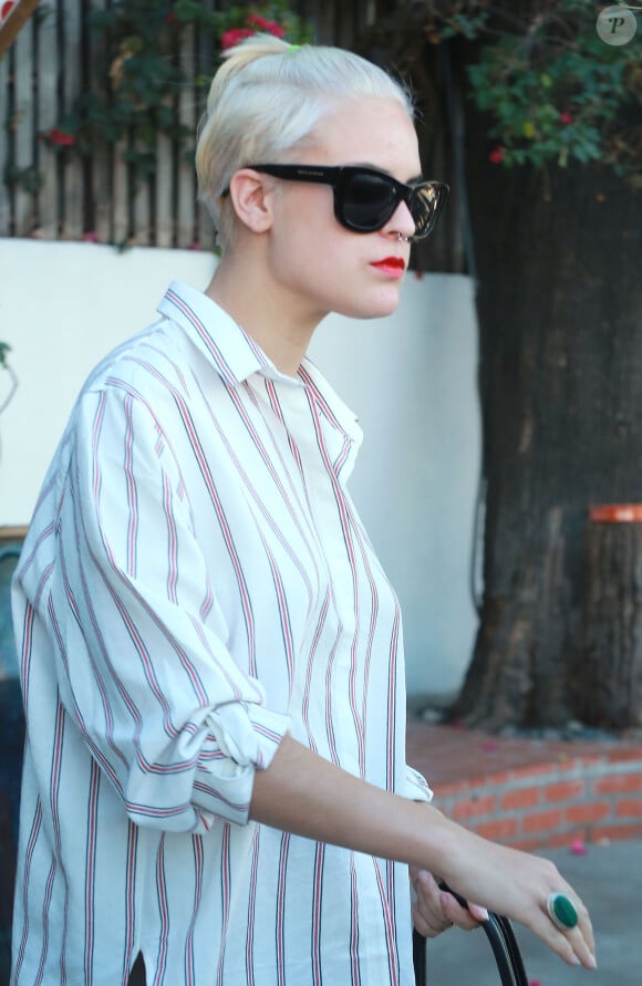 Tallulah Willis, les cheveux courts et blonds platine, est allée déjeuner à West Hollywood, le 4 octobre 2014  