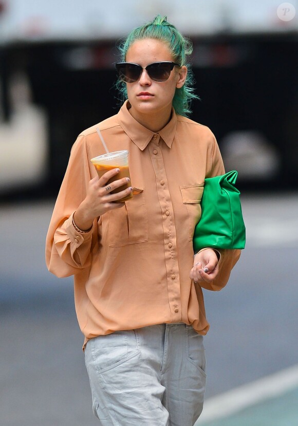 Tallulah Willis, les cheveux teint en vert, se balade dans les rues de New York, le 27 juin 2014  