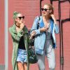 Tallulah Willis fume une cigarette alors qu'elle se promène avec son amie Mallory Llewellyn à New York, le 23 juin 2014. 