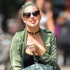 Tallulah Willis fume une cigarette alors qu'elle se promène avec son amie Mallory Llewellyn à New York, le 23 juin 2014.  