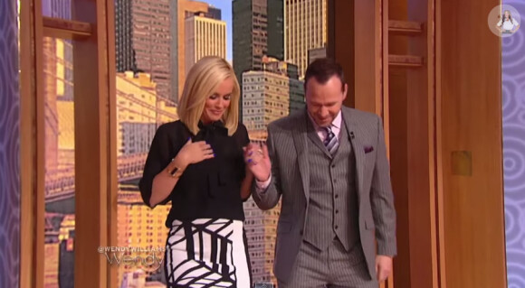 Jenny McCarthy et son mari Donnie Wahlberg sur le plateau de l'émission de Wendy Williams pour la promotion de leur émission de télé-réalité Donnie Loves Jenny. Ils se sont mariés le 31 août 2014.