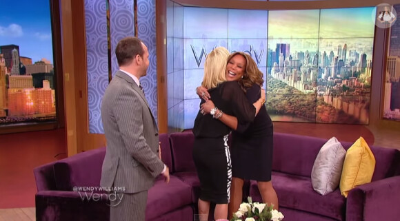 Jenny McCarthy et son mari Donnie Wahlberg sur le plateau de l'émission de Wendy Williams pour la promotion de leur émission de télé-réalité Donnie Loves Jenny. Ils se sont mariés le 31 août 2014.
