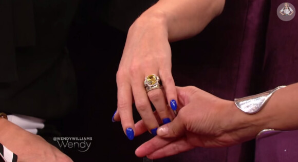 Jenny McCarthy et son mari Donnie Wahlberg sur le plateau de l'émission de Wendy Williams pour la promotion de leur émission de télé-réalité Donnie Loves Jenny. Ils se sont mariés le 31 août 2014.
