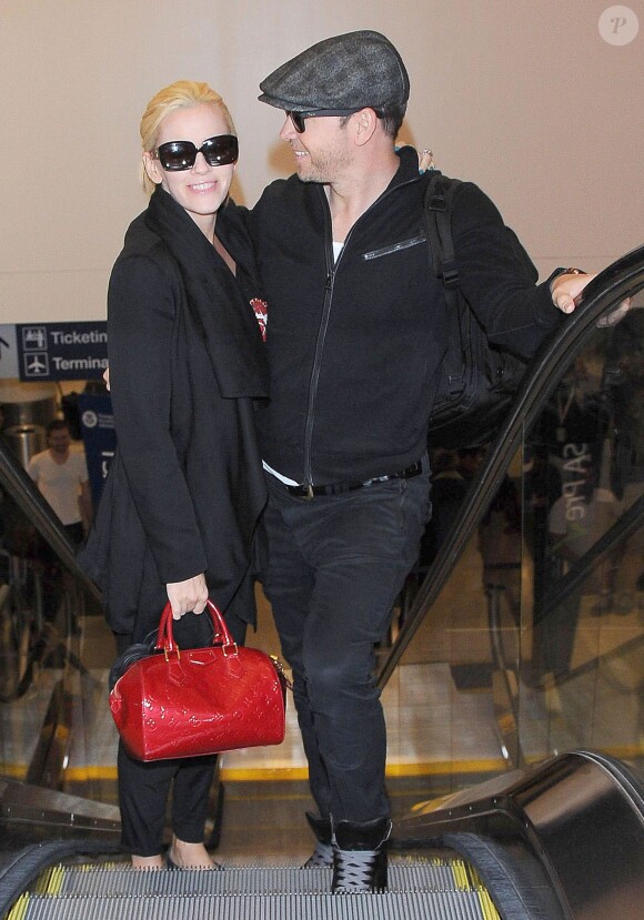 Jenny McCarthy et son mari Donnie Walhberg prennent un vol à l'aéroport de Los Angeles, le 28 septembre 2014.  