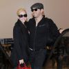 Jenny McCarthy et son mari Donnie Walhberg prennent un vol à l'aéroport de Los Angeles, le 28 septembre 2014.  