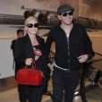  Jenny McCarthy et son mari Donnie Walhberg prennent un vol &agrave; l'a&eacute;roport de Los Angeles, le 28 septembre 2014.  