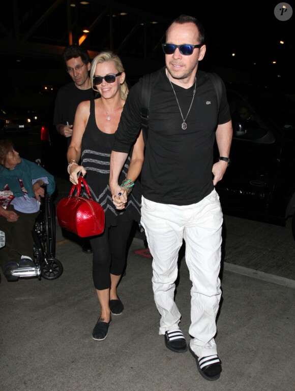 Jenny McCarthy et son fiancé Donnie Wahlberg arrivent à l'aéroport LAX de Los Angeles pour prendre un avion. Le 17 août 2014 