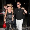 Jenny McCarthy et son fiancé Donnie Wahlberg arrivent à l'aéroport LAX de Los Angeles pour prendre un avion. Le 17 août 2014 