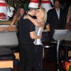 Jenny McCarthy et son fiancé Donnie Wahlberg jouent au bowling pour une compétition du Guinness Book of World à New York , le 21 juin 2014.  