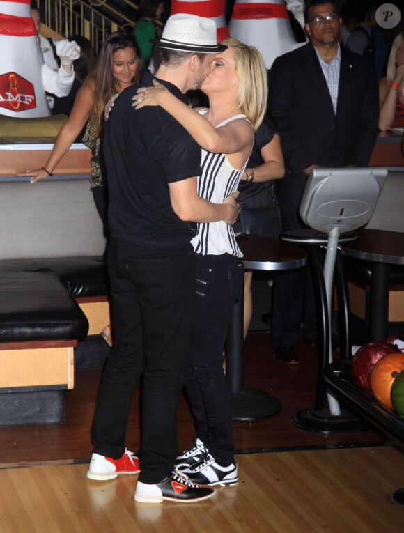 Jenny McCarthy et son fiancé Donnie Wahlberg jouent au bowling pour une compétition du Guinness Book of World à New York , le 21 juin 2014.  