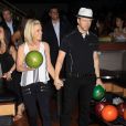  Jenny McCarthy et son fianc&eacute; Donnie Wahlberg jouent au bowling pour une comp&eacute;tition du Guinness Book of World &agrave; New York , le 21 juin 2014.&nbsp;  