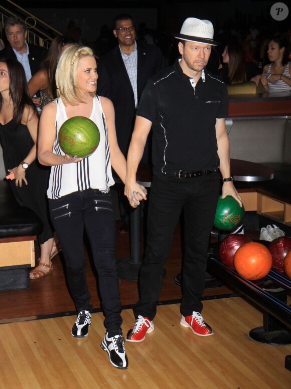 Jenny McCarthy et son fiancé Donnie Wahlberg jouent au bowling pour une compétition du Guinness Book of World à New York , le 21 juin 2014.  