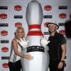 Jenny McCarthy et son fiancé Donnie Wahlberg jouent au bowling pour une compétition du Guinness Book of World à New York , le 21 juin 2014. 