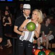  Jenny McCarthy et son fianc&eacute; Donnie Wahlberg jouent au bowling pour une comp&eacute;tition du Guinness Book of World &agrave; New York , le 21 juin 2014.  