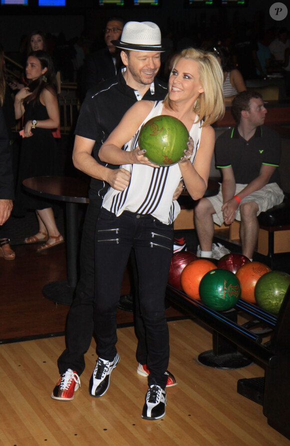 Jenny McCarthy et son fiancé Donnie Wahlberg jouent au bowling pour une compétition du Guinness Book of World à New York , le 21 juin 2014. 
