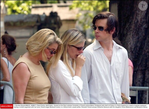 Funérailles de Marie Trintignant - Catherine Deneuve, Chiara Mastroianni et Benjamin Biolay, en 2003 à Paris.
