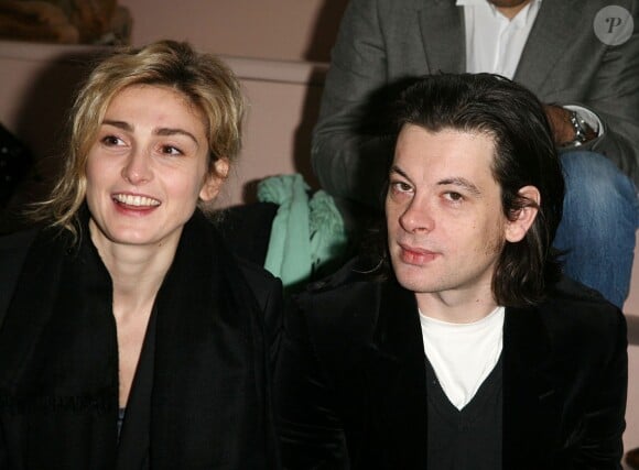 Julie Gayet et Benjamin Biolay au défilé Valentino automne-hiver 2008-2009 au Palais de Chaillot à Paris le 28 février 2008.
