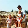Kate et Pippa Middleton enfants avec leur père Michael à Jerash, en Jordanie.