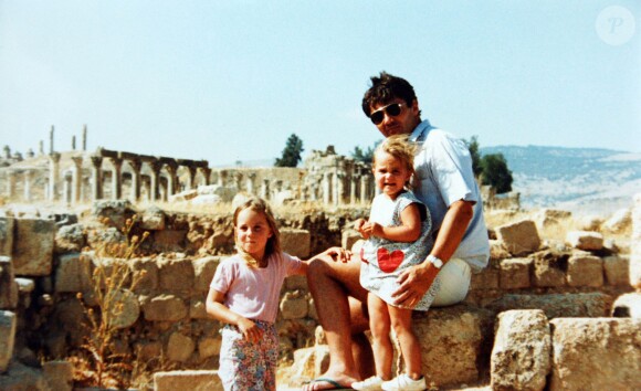 Kate et Pippa Middleton enfants avec leur père Michael à Jerash, en Jordanie.