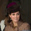 Kate Middleton, duchesse de Cambridge, enceinte, lors de la messe de Noël à laquelle assistait la famille royale à Sandringham le 25 décembre 2014