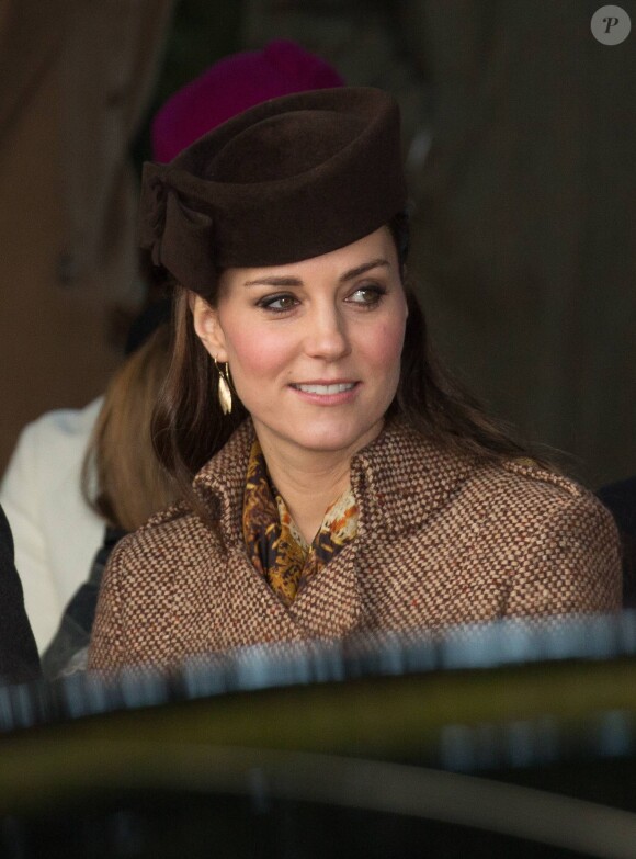 Kate Middleton, duchesse de Cambridge, enceinte, lors de la messe de Noël à laquelle assistait la famille royale à Sandringham le 25 décembre 2014