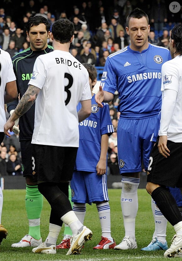 Wayne Bridge évite la poignée de main de John Terry, son ami qui avait eu une aventure avec sa compagne, lors du match entre Chelsea et Manchester City à Stamford Bridge à Londres, le 27 février 2010