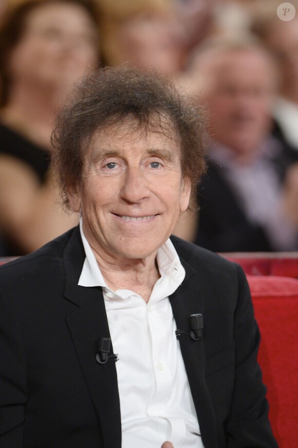 Alain Souchon sur le canapé rouge de Michel Drucker dans Vivement Dimanche, émission enregistrée le 19 novembre 2014 et diffusée le 23.