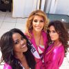 Camille Cerf pose en maillot de bain avec Maggaly Nguema (Miss Gabon) et Lisa Madden (Miss Irelande). Concours Miss Univers en Floride. Janvier 2015.