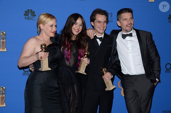 Patricia Arquette, Lorelai Linklater, Richard Linklater, Ellar Coltrane et Ethan Hawke, primés pour Boyhood, meilleur drame, lors des Golden Globes à Los Angeles le 11 janvier 2015