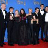 Patricia Arquette, Lorelai Linklater, Richard Linklater, Ellar Coltrane, Ethan Hawke et l'équipe du film, primés pour Boyhood, meilleur drame, lors des Golden Globes à Los Angeles le 11 janvier 2015