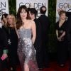 Dakota Johnson brille en quelques nuances de gris dans une robe Chanel Couture de toute beauté. 72e cérémonie des Golden Globes le 11 janvier 2015