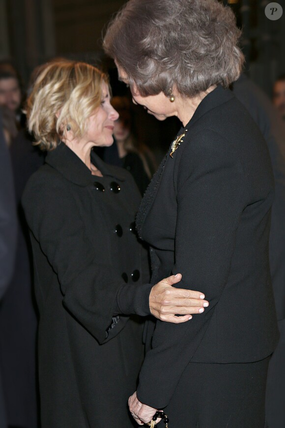 Eugenia Martínez de Irujo réconfortée par la reine Sofia d'Espagne lors des obsèques royales de Cayetana, 18e duchesse d'Albe, le 15 décembre 2014 à Madrid. 