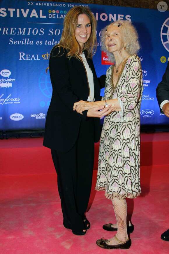 Genoveva Casanova avec la 18e duchesse d'Albe, Cayetana, son ex-belle-mère, lors des Solidarity Awards à Séville le 21 octobre 2013