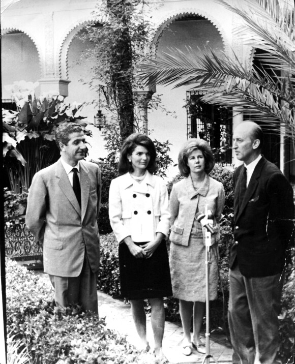 La duchesse d'Albe Cayetana en 1966 avec son premier mari, Luis Martinez de Irujo, et Jackie Kennedy, à Séville.