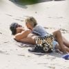 Exclusif - Heidi Klum et son compagnon Vito Schnabel, très complices, s'amusent sur la plage de Colombier à Saint-Barthélemy, le 4 janvier 2015.