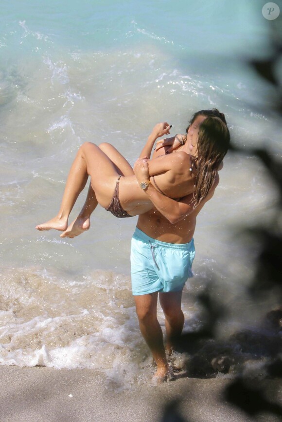 Exclusif - Heidi Klum et Vito Schnabel, très complices, s'amusent sur la plage de Colombier à Saint-Barthélemy, le 4 janvier 2015.