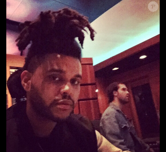 Dans la nuit du 10 au 11 janvier 2015 le chanteur The Weeknd a été arrêté après avoir frappé un agent de police.