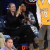 Iggy Azalea, venue soutenir son petit-ami Nick Young avec une amie, lors du match de basket des Lakers contre les Pheonix Suns à Los Angeles, le 28 décembre 2014. 