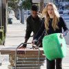 Exclusif - Iggy Azalea (chaussures Chanel, sac Elizabeth&James) et son petit-ami Nick Young, très complices, se promènent à Los Angeles, le 2 novembre 2014. 