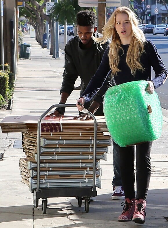 Exclusif - Iggy Azalea (chaussures Chanel, sac Elizabeth&James) et son petit-ami Nick Young, très complices, se promènent à Los Angeles, le 2 novembre 2014. 