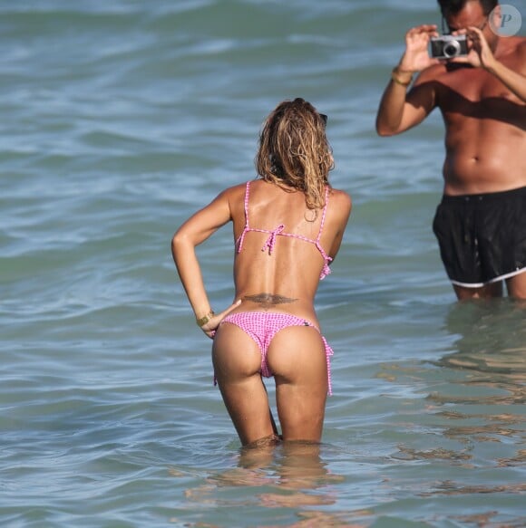 Laura Cremaschi et son compagnon Andrea Perone profitent de la plage à Miami. Le 6 janvier 2015.