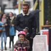 David Beckham et sa fille Harper dans les rues de Notting Hill à Londres. La petite Harper fait de la trottinette sur le trottoir. Le 13 janvier 2015