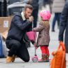 David Beckham et sa fille Harper dans les rues de Notting Hill à Londres. La petite Harper fait de la trottinette sur le trottoir. Le 13 janvier 2015