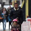 David Beckham et sa fille Harper dans les rues de Notting Hill à Londres. La petite Harper fait de la trottinette sur le trottoir. Le 13 janvier 2015