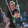 Tom Arnold et son fils Jax à "Coldwater Canyon Park" à Beverly Hills. Tom a dessiné un Smiley dans sa main et salue les photographes, le 8 novembre 2014  